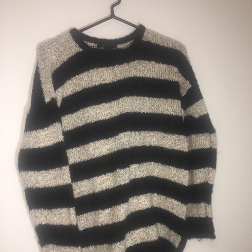 Cute knit sweater black and white